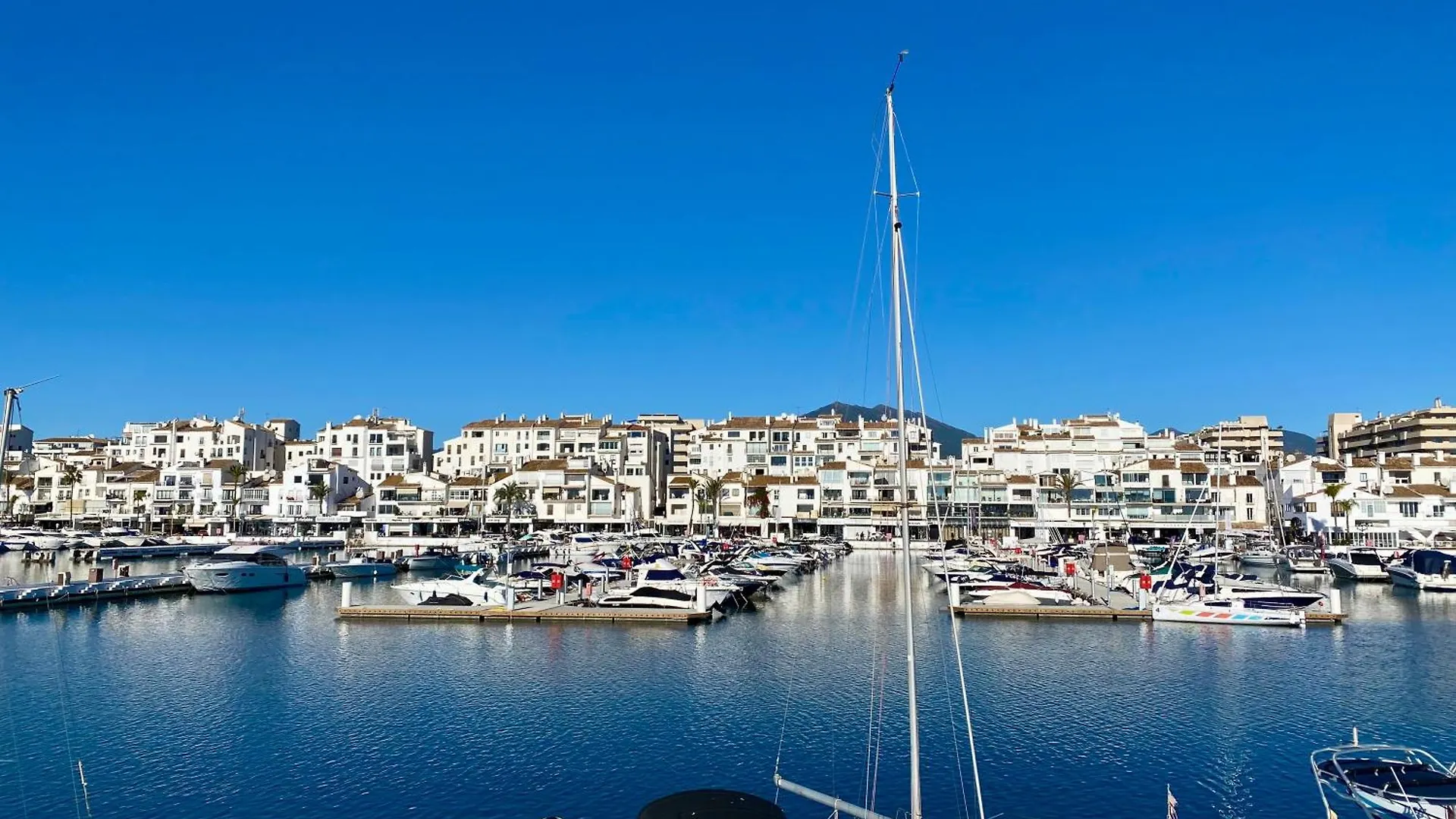 Luxury Puerto Banus Penthouse With Parking & Wi-Fi Appartement Marbella